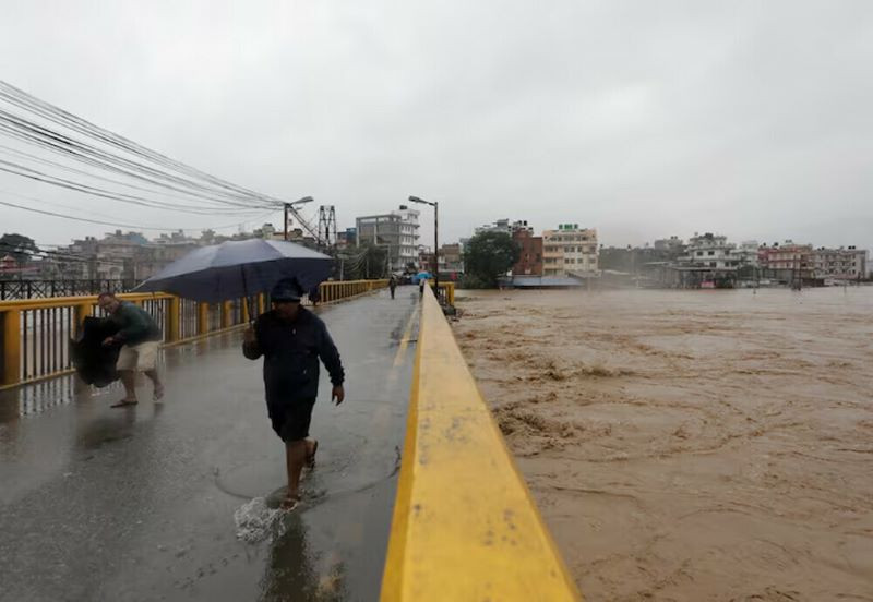 毁灭性的季风雨过后，尼泊尔洪水造成至少148人死亡