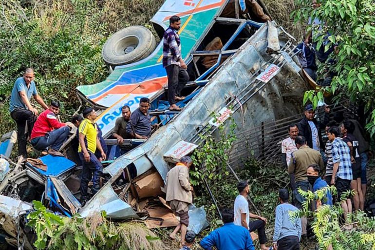 灰机@hz2333印度北部一辆巴士坠入喜马拉雅峡谷，造成至少36人死亡